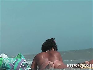 naturist beach vid introduces good looking nude stunners